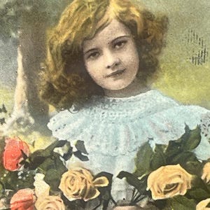 BD49G, antiek, licht reliëf, verjaardagskaart, A Happy Birthday, schattig klein meisje, mooie bloemen, gelcoated, Duitsland
