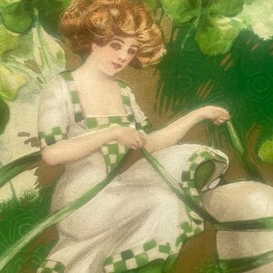 SP06G, St. Patrick's Day, zeldzame gesigneerde Schmucker, ansichtkaart, St Patrick's Day-souvenir, mooi meisje, groene klavers, lier, Duitsland
