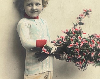 Antieke ansichtkaart: klein meisje met roze bloemen, Duitsland (1907-1917) GT29G