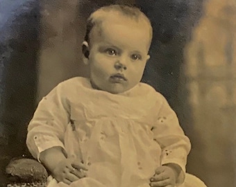 Postal vintage con foto real: un bebé encantador con vestido victoriano, VG