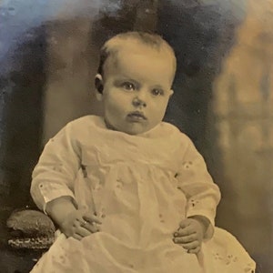 Carte postale vintage avec photo réelle, petit bébé chéri en robe victorienne, VG