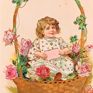 BD50G, antiker, leicht geprägter Geburtstag, Postkarte, Geburtstagsgrüße, kleines Mädchen, das im Korb der rosa Rosen sitzt
