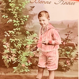 Ancienne carte postale Portrait Français des années 1900, Bonne Année, petit garçon jouant avec des bâtons et Roller