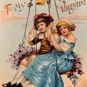 VA37, selten, antik, leicht geprägt, Valentinstag Postkarte, zu meinem Valentinstag, Junge Mädchen, die Heißluftballon reiten, bunte Blumen. Deutschland
