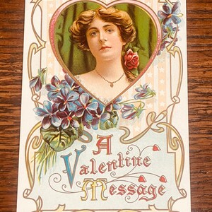 VA6, Antigüedades, Ligeramente Repujados, Postal De San Valentín, Un Mensaje De San Valentín, Hermosa Chica, Flores Azules, Estilo Art Deco