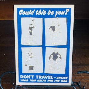Könnte beinhalten: Ein Vintage-Propagandaposter aus der Zeit des Zweiten Weltkriegs mit blauem Hintergrund und weißem Text. Das Poster zeigt vier Comic-Illustrationen von Personen mit Gepäck, mit der Aufschrift "Could this be you?" und der Botschaft "Don't travel - unless your trip helps win the war."