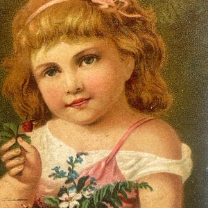 GT32G, Antiquität, Grüße, Postkarte, Nettes kleines Mädchen, das reizende Blumen hält, Deutschland