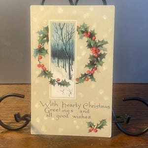 CH7G, seltene Antiquität, Weihnachtspostkarte, Weihnachtsvers, rot grüner Stechpalmenkranz, verschneite Waldansicht