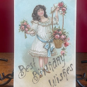 BD26G, Antik, leicht geprägt, Geburtstagspostkarte, die besten Geburtstagswünsche. Süsses Kleines Mädchen, Korb, Blumen, Gold Vergoldet