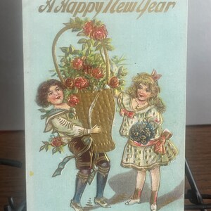 NY13, antiguidade rara, levemente em relevo, cartão postal de ano novo, feliz ano novo, dois filhos, cesta, flores vermelhas, ouro dourado