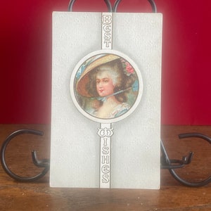 CA67G, Antiquität, Postkarte, Grüße, Schöne Dame, Großer Hut, Beste Wünsche