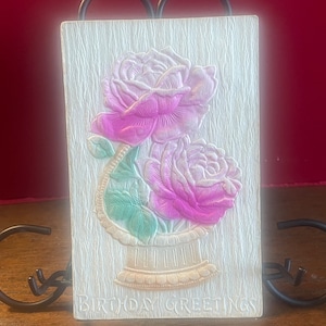 BD36G, antigo, baixo-relevo, cartão postal de aniversário, cumprimentos de aniversário, flores rosa, folhas verdes, vaso de ouro