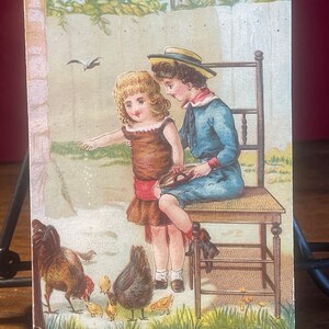 Victorian Trade Card jaren 1800, kleine Victoriaanse jongen en meisje die kippen voeren, een prachtig antiek verzamelobject