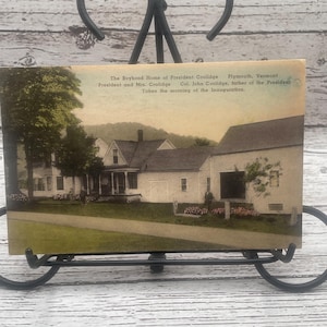 HC61G, Vintage handkolorierte Postkarte, The Coolidge HomeSSEt, Plymouth, Vermont, Alberttype,