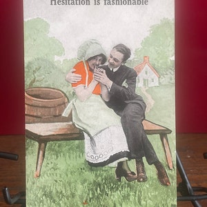 RO6G, Antique, carte postale romantique, l'hésitation est à la mode, jolie fille assise sur un banc, beau monsieur
