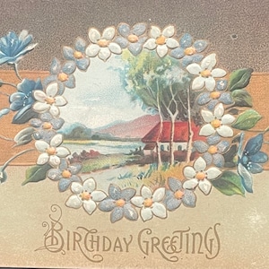 Antigo, em relevo, cartão postal de aniversário, cumprimentos de aniversário, propriedade rural, vista para o lago, lindas flores