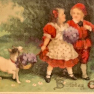 BD22G, seltene antike, geprägte Geburtstagspostkarte, Geburtstagsgrüße, niedlicher Junge und Mädchen, Hund, lila Blumen, Albrecht Meister, Deutschland
