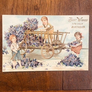 BD17, antik, Geburtstagskarte, Grußkarte zum Geburtstag, beste Wünsche zum Geburtstag, drei Kinder, Goldwagen, lila Blumen, Deutschland