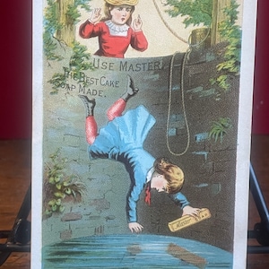 Carte postale victorienne des années 1800, Oh mon Dieu, Willie va se noyer, garçon tombant du mur dans l'eau, savon pour gâteau principal