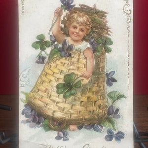 BD6G, seltene antike, geprägte, Geburtstagspostkarte, Geburtstagsgruß, Babykorb-lila Blumen,