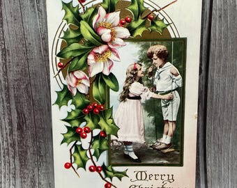 Carte postale de Noël ancienne légèrement en relief : petit garçon et fille, houx de Noël, CH2G