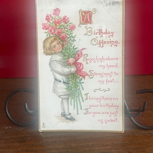 BD42G, Antigüedad rara, En relieve, Raphael Tuck, Postal de cumpleaños, Una ofrenda de cumpleaños, Niña sosteniendo rosas, Sajonia,
