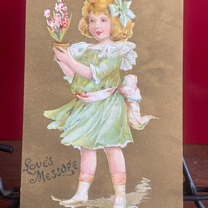 GT53G, cartolina d'auguri in rilievo antica del 1900, messaggio d'amore, bambina carina con bouquet di fiori
