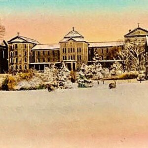Vintage handkolorierte Postkarte, Winter bei Mater Misericordiae, Merion, Pennsylvania
