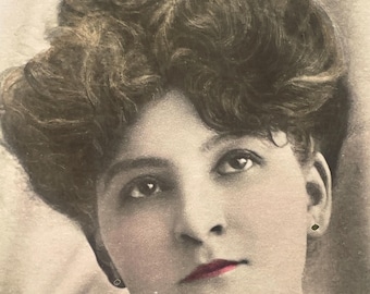 Antique Portrait Card: Young Lady, Red Lipstick, Paris (1901-1907) PO26G