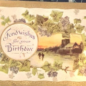 Antike, leicht geprägte Geburtstags Postkarte, Herzliche Wünsche zum Geburtstag, Gemütliches Gehöft, Schöne Grüne Blätter, Deutschland