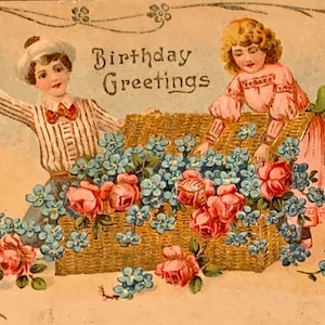 Cartão postal de aniversário antigo, cumprimentos de aniversário, duas crianças fofas, tronco de vime, flores azuis e rosa, Alemanha