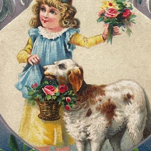 CH10G, seltene antike, geprägte Weihnachtspostkarte, frohe Weihnachten, niedliches kleines Mädchen, Haustierhund, Blumenvase, rot grüne Stechpalme, Deutschland
