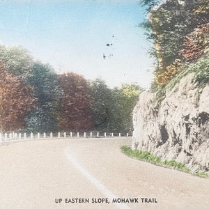 HC1G, Vintage Handkolorierte Postkarte, Up Eastern Slope, Mohawk Trail, Lichtdruck Co