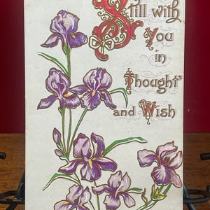 GT14G, Antiquität, Geprägt, Grüße, Postkarte, Still mit Ihnen in Gedanken und Wunsch, schöne Lila Blumen und grüne Blätter