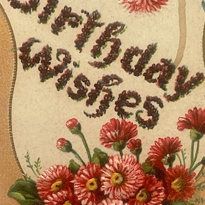 Antike, leicht geprägte Geburtstagspostkarte, Geburtstagswünsche, rot-rosa Blumen, Deutschland