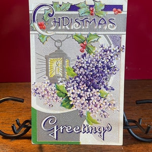CH104, Zeldzaam, Antiek, Reliëf, Kerstkaart, Kerstgroeten, Mooie Roze Witte Bloemen, Kaarslantaarn, Rode Groene Hulst