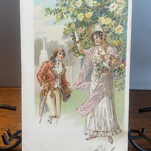 RO9G, Antique, carte postale romantique, jolie fille tenant un bouquet, beau gentleman, doré doré