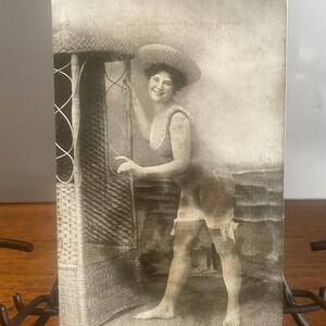 PO9G, antiek, portret, ansichtkaart, klein, jonge dame op het strand, Douglas Post Card Co