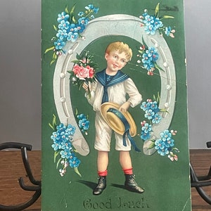 GT28G, Antik, Glänzend, Grüße, Postkarte, Viel Glück, Kleiner Junge, Silber Hufeisen, Blaue Blumen