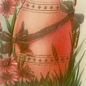 EA62G, cartolina di Pasqua antica fantasy leggermente in rilievo, auguri di Pasqua, grande Pasqua rosa, nastro dorato, adorabili fiori rosa, Germania