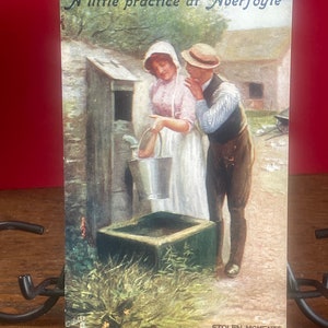 RT5G, Postal antigua de Raphael Tuck, Momentos robados, Amantes en la bomba de agua, Un poco de práctica en Aberfoyle, Oilette, Inglaterra