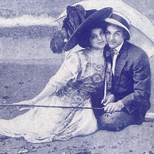 RO10G, antike, romanische Postkarte, Spooners Delight, zwei Liebende, unter Regenschirm, am Strand, J Thomas, 1909