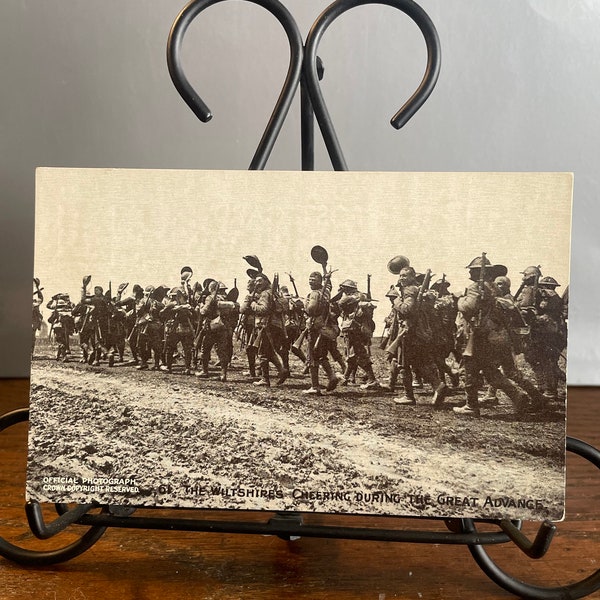 PA5G, Vintage, Patriotic, Actual Photo. Postcard,  The Wiltshires Cheering During The Great Advance, Battle Pictures, England