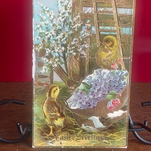 EA12G, raro, antigo, cartão postal de Páscoa dourado dourado, saudações de Páscoa, dois pintinhos, lindas flores azuis e brancas, Alemanha
