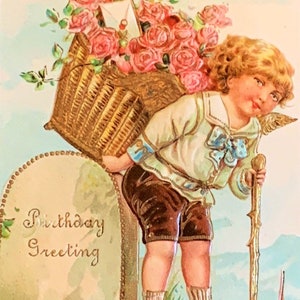 Antike 1900er Jahre Geprägte Geburtstagspostkarte, Geburtstagsgrüße, Kleines Mädchen, Das Einen Korb Mit Rosa Blumen Trägt