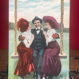 RO4G, Antique, Romance Postkarte, Im Some Sandwich, Gentleman And Two Ladies On Swing