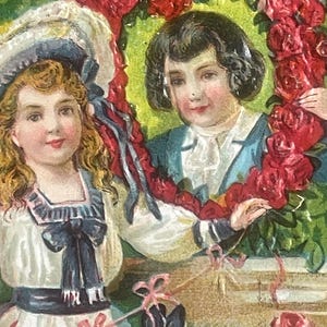 BD51G, Antigo, Aniversário Levemente Em Relevo, Cartão Postal, Saudações de Aniversário, Duas Crianças, Guirlanda de Flores Vermelhas