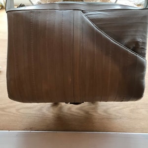 Monedero de piel de anguila Vintage Lee Sands. Bolso bandolera retro de la piel de anguila gris de la década de 1980. Cuenta con bolsillos laterales