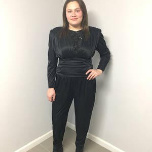 Schwarzer Sweater mit schwarzen Pailletten oben 1980er Grösse