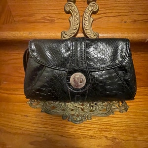 Clutch negro efecto piel de serpiente fabricado por Attention